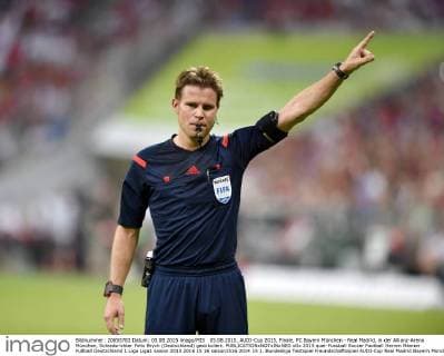 05.08.2015, AUDI-Cup 2015, Finale, FC Bayern München - Real Madrid, in der Allianz-Arena München, Schiedsrichter Felix Brych (Deutschland) gestikuliert. 