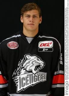 Aktuell Eishockey, DEL, Porträttermin Thomas Sabo Ice Tigers Nürnberg 06.08.2015 - Eishockey - Saison 2015 2016 - DEL - Thomas Sabo Icetigers Nürnberg - Mannschaftsfoto - MaWi - Leo Pföderl Pfoederl (93, Thomas Sabo Ice Tigers Nürnberg) Einzelbild