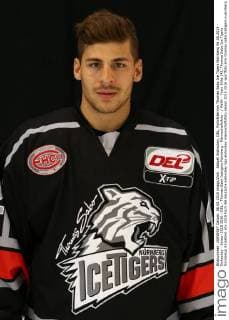 Aktuell Eishockey, DEL, Porträttermin Thomas Sabo Ice Tigers Nürnberg 06.08.2015 - Eishockey - Saison 2015 2016 - DEL - Thomas Sabo Icetigers Nürnberg - Mannschaftsfoto - MaWi - Yasin Ehliz (42, Thomas Sabo Ice Tigers Nürnberg) Einzelbild