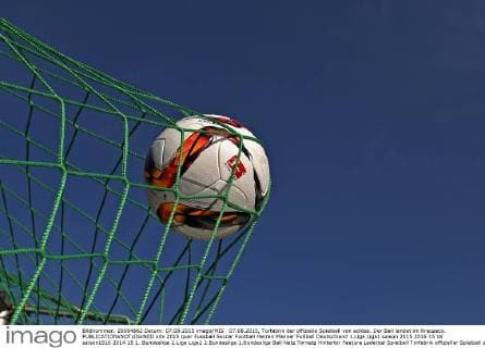 07.08.2015, Torfabrik der offizielle Spielball von adidas. Der Ball landet im Kreuzeck. 