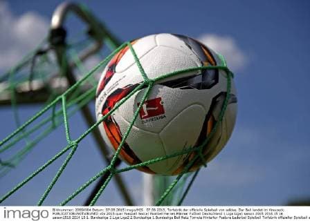 07.08.2015, Torfabrik der offizielle Spielball von adidas. Der Ball landet im Kreuzeck. 