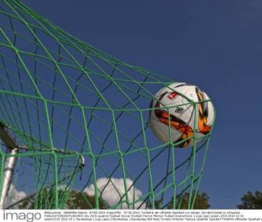 07.08.2015, Torfabrik der offizielle Spielball von adidas. Der Ball landet im Kreuzeck. 