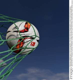 07.08.2015, Torfabrik der offizielle Spielball von adidas. Der Ball landet im Kreuzeck. 