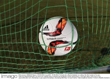 07.08.2015, Torfabrik der offizielle Spielball von adidas. Der Ball landet im Tornetz. 