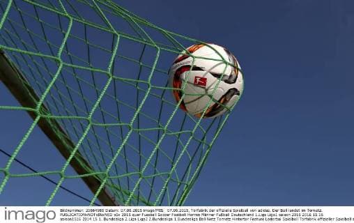07.08.2015, Torfabrik der offizielle Spielball von adidas. Der Ball landet im Tornetz. 