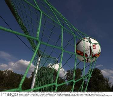 07.08.2015, Torfabrik der offizielle Spielball von adidas. Der Ball landet im Tornetz. 