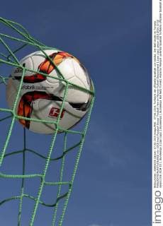 07.08.2015, Torfabrik der offizielle Spielball von adidas. Der Ball landet im Tornetz. 