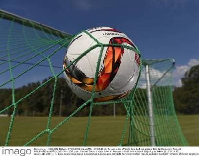 07.08.2015, Torfabrik der offizielle Spielball von adidas. Der Ball landet im Tornetz. 