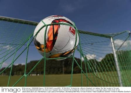 07.08.2015, Torfabrik der offizielle Spielball von adidas. Der Ball landet im Tornetz. 