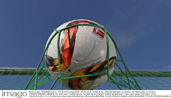 07.08.2015, Torfabrik der offizielle Spielball von adidas. Der Ball landet im Tornetz. 