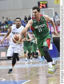 (150807) -- QINGYUAN, Aug. 7, 2015 -- Mexico s Stephen Solares (R) breaks through during the final against New Zealand at the Stankovic Continental Cup 2015 in Qingyuan, south China s Guangdong Province, Aug. 7, 2015. New Zealand beat Mexico 70-66 in the final and claimed the title of the event. ) (SP)CHINA-QINGYUAN-BASKETBALL-STANKOVIC CONTINENTAL CUP LiangxXu 