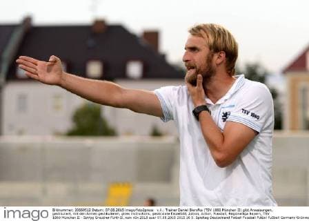 v.li.: Trainer Daniel Bierofka (TSV 1860 München II) gibt Anweisungen, gestikuliert, mit den Armen gestikulieren, gives instructions, gesticulate Einzelbild, Aktion, Action, Fussball, Regionalliga Bayern, TSV 1860 München II - SpVgg Greuther Fürth II, xslx