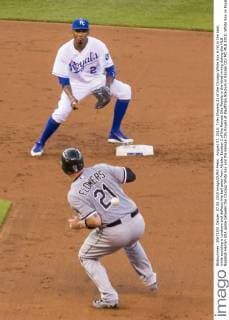 August 07, 2015: Tyler Flowers 21 of the Chicago White Sox is hit in the back while avoiding a rundown and deflects the ball away from Alcides Escobar 2 of the Kansas City Royals in the third inning during the MLB Baseball Herren USA game between the Chicago White Sox and the Kansas City Royals at Kauffman Stadium in Kansas City MO MLB 2015: White Sox vs Royals AUG 07 - ZUMAc04_