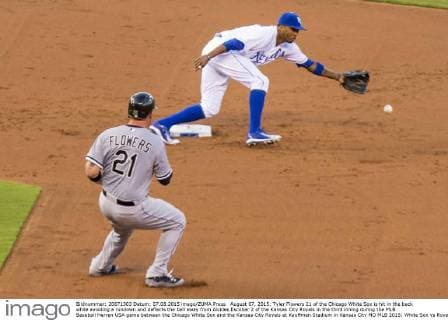August 07, 2015: Tyler Flowers 21 of the Chicago White Sox is hit in the back while avoiding a rundown and deflects the ball away from Alcides Escobar 2 of the Kansas City Royals in the third inning during the MLB Baseball Herren USA game between the Chicago White Sox and the Kansas City Royals at Kauffman Stadium in Kansas City MO MLB 2015: White Sox vs Royals AUG 07 - ZUMAc04_