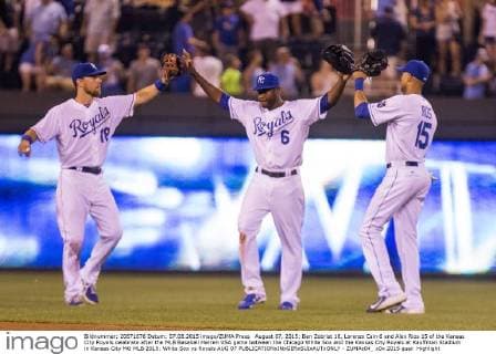 August 07, 2015: Ben Zobrist 18, Lorenzo Cain 6 and Alex Rios 15 of the Kansas City Royals celebrate after the MLB Baseball Herren USA game between the Chicago White Sox and the Kansas City Royals at Kauffman Stadium in Kansas City MO MLB 2015: White Sox vs Royals AUG 07 - ZUMAc04_