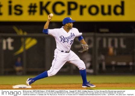 August 07, 2015: Alcides Escobar 2 of the Kansas City Royals tags second and throws to first in the seventh inning during the MLB Baseball Herren USA game between the Chicago White Sox and the Kansas City Royals at Kauffman Stadium in Kansas City MO MLB 2015: White Sox vs Royals AUG 07 - ZUMAc04_