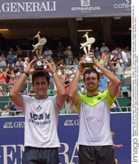 TENNIS - ATP Tennis Herren Generali Open 2015 KITZBUEHEL,AUSTRIA,08.AUG.15 - TENNIS - ATP World Tour, Generali Open, award ceremony. Image shows Nicolas Almagro (ESP), Carlos Berlocq (ARG). Keywords: trophy. GEPAxpictures xHansxOsterauer