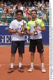 TENNIS - ATP Tennis Herren Generali Open 2015 KITZBUEHEL,AUSTRIA,08.AUG.15 - TENNIS - ATP World Tour, Generali Open, award ceremony. Image shows Nicolas Almagro (ESP), Carlos Berlocq (ARG). Keywords: trophy. GEPAxpictures xHansxOsterauer