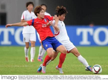 (150808) -- WUHAN, Aug. 8, 2015 -- Kim Su Gyong(R) of the Democratic People s Republic of Korea (DPRK) competes during the match against South Korea at the 2015 EAFF(East Asian Football Federation) Women s East Asian Cup in Wuhan, capital of central China s Hubei Province, Aug. 8, 2015. DPRK won 2-0 and claimed the title of 2015 EAEF Women s East Asian Cup. ) (SP)CHINA-WUHAN-FOOTBALL-EAFF EAST ASIAN CUP 2015-WOMEN-CHAMPIONSHIP chengxmin 