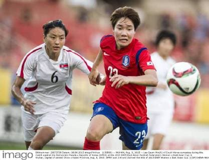 (150808) -- WUHAN, Aug. 8, 2015 -- Lee Geum Min(R) of South Korea competes during the match against the Democratic People s Republic of Korea (DPRK) at the 2015 EAFF(East Asian Football Federation) Women s East Asian Cup in Wuhan, capital of central China s Hubei Province, Aug. 8, 2015. DPRK won 2-0 and claimed the title of 2015 EAEF Women s East Asian Cup. ) (SP)CHINA-WUHAN-FOOTBALL-EAFF EAST ASIAN CUP 2015-WOMEN-CHAMPIONSHIP XiaoxYijiu 