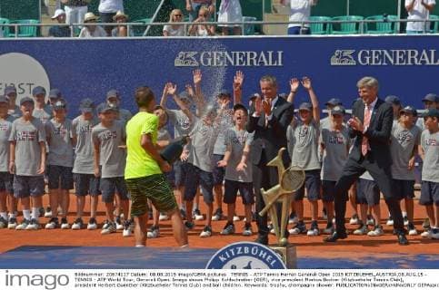 TENNIS - ATP Tennis Herren Generali Open 2015 KITZBUEHEL,AUSTRIA,08.AUG.15 - TENNIS - ATP World Tour, Generali Open. Image shows Philipp Kohlschreiber (GER), vice president Markus Bodner (Kitzbueheler Tennis Club), president Herbert Guenther (Kitzbueheler Tennis Club) and ball children. Keywords: trophy, champagne shower. GEPAxpictures xHansxOsterauer