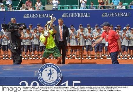 TENNIS - ATP Tennis Herren Generali Open 2015 KITZBUEHEL,AUSTRIA,08.AUG.15 - TENNIS - ATP World Tour, Generali Open, award ceremony. Image shows Philipp Kohlschreiber (GER) and vice president Markus Bodner (Kitzbueheler Tennis Club). Keywords: trophy. GEPAxpictures xHansxOsterauer
