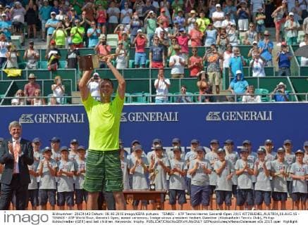 TENNIS - ATP Tennis Herren Generali Open 2015 KITZBUEHEL,AUSTRIA,08.AUG.15 - TENNIS - ATP World Tour, Generali Open, award ceremony. Image shows president Herbert Guenther (Kitzbueheler Tennis Club), Philipp Kohlschreiber (GER) and ball children. Keywords: trophy. GEPAxpictures xHansxOsterauer