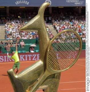 TENNIS - ATP Tennis Herren Generali Open 2015 KITZBUEHEL,AUSTRIA,08.AUG.15 - TENNIS - ATP World Tour, Generali Open. Image shows the trophy and Philipp Kohlschreiber (GER). GEPAxpictures xHansxOsterauer