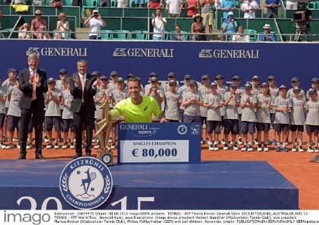 TENNIS - ATP Tennis Herren Generali Open 2015 KITZBUEHEL,AUSTRIA,08.AUG.15 - TENNIS - ATP World Tour, Generali Open, award ceremony. Image shows president Herbert Guenther (Kitzbueheler Tennis Club), vice president Markus Bodner (Kitzbueheler Tennis Club), Philipp Kohlschreiber (GER) and ball children. Keywords: trophy. GEPAxpictures xHansxOsterauer