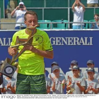 TENNIS - ATP Tennis Herren Generali Open 2015 KITZBUEHEL,AUSTRIA,08.AUG.15 - TENNIS - ATP World Tour, Generali Open, award ceremony. Image shows Philipp Kohlschreiber (GER) with the trophy and ball children. GEPAxpictures xHansxOsterauer