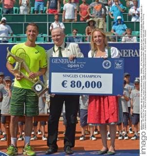 TENNIS - ATP Tennis Herren Generali Open 2015 KITZBUEHEL,AUSTRIA,08.AUG.15 - TENNIS - ATP World Tour, Generali Open, award ceremony. Image shows Philipp Kohlschreiber (GER) with the trophy and CEO Peter Thirring (Generali Versicherung). GEPAxpictures xHansxOsterauer
