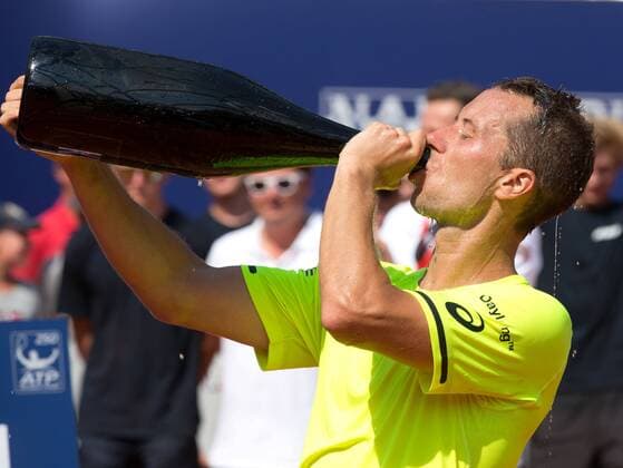 SIeger Philipp Kohlschreiber (GER) trinkt einen Schlack aus der Champagnerflasche, Tennis - Generali-Kitzbuehel-Open2015 - ATP Tennis Herren 250 - Kitzbuehler Tennis Club - Kitzbuehel - Tirol - Oesterreich - 8 August 2015. Juergen Hasenkopf