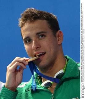 KAZAN, RUSSIA. AUGUST 8, 2015. Gold medalist Chad Le Clos of South Africa Republic at the awards ceremony for the men s 100m butterfly final at the 2015 FINA World Swimming Championships at the Kazan Arena. Valery Sharifulin TASS  TS009608
