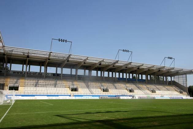 Fußball, Stadiongeschichte Kickers Offenbach 08.08.2015 Offenbach, Sparda-Bank-Hessen-Stadion Saison 2015 2016, Regionalliga Südwest Kickers Offenbach (OFC) -Aktion, Aufgrund der DFB-Strafe bleibt heute die Waldemar-Klein-Tribüne leer. Ungewohntes Bild ein fast leeres Stadion beim OFC