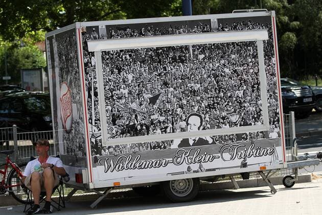 Fußball, Stadiongeschichte Kickers Offenbach 08.08.2015 Offenbach, Sparda-Bank-Hessen-Stadion Saison 2015 2016, Regionalliga Südwest Kickers Offenbach (OFC) gegen FC 08 Homburg Pause - da bleibt der Fancontainer mit dem Motiv Waldemar-Klein-Tribüne während des Spiels zu