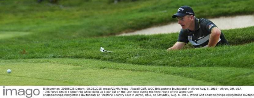Aktuell Golf, WGC Bridgestone Invitational in Akron Aug. 8, 2015 - Akron, OH, USA - Jim Furyk sits in a sand trap while lining up a par put on the 18th hole during the third round of the World Golf Championships-Bridgestone Invitational at Firestone Country Club in Akron, Ohio, on Saturday, Aug. 8, 2015. World Golf Championships-Bridgestone Invitational, third round - ZUMAm67_