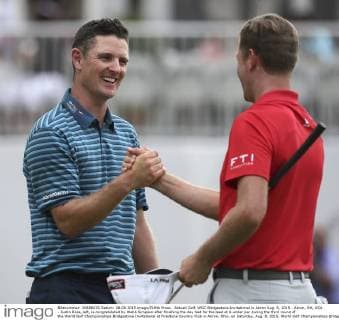 Aktuell Golf, WGC Bridgestone Invitational in Akron Aug. 8, 2015 - Akron, OH, USA - Justin Rose, left, is congratulated by Webb Simpson after finishing the day tied for the lead at 9-under par during the third round of the World Golf Championships-Bridgestone Invitational at Firestone Country Club in Akron, Ohio, on Saturday, Aug. 8, 2015. World Golf Championships-Bridgestone Invitational, third round - ZUMAm67_