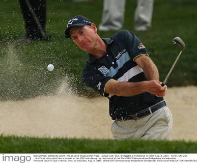 Aktuell Golf, WGC Bridgestone Invitational in Akron Aug. 8, 2015 - Akron, OH, USA - Jim Furyk hits a shot from a bunker on the 15th hole during the third round of the World Golf Championships-Bridgestone Invitational at Firestone Country Club in Akron, Ohio, on Saturday, Aug. 8, 2015. World Golf Championships-Bridgestone Invitational, third round - ZUMAm67_