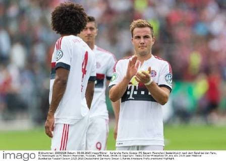 Karlsruhe Mario Goetze (FC Bayern Muenchen) bedankt sich nach dem Spiel bei den Fans, FC Noettingen vs FC Bayern Muenchen, Fussball, DFB Pokal, 09.08.15 Copyright: Neisx Eibner-Pressefoto EP_ans