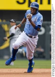 August 09, 2015: Alcides Escobar 2 of the Kansas City Royals rounds second in the second inning during the MLB Baseball Herren USA game between the Chicago White Sox and the Kansas City Royals at Kauffman Stadium in Kansas City MO MLB 2015: White Sox vs Royals AUG 09 - ZUMAc04_