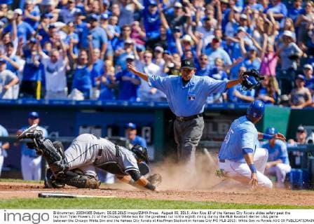 August 09, 2015: Alex Rios 15 of the Kansas City Royals slides safely past the tag from Tyler Flowers 21 of the Chicago White Sox for the go-ahead run in the eighth inning during the MLB Baseball Herren USA game between the Chicago White Sox and the Kansas City Royals at Kauffman Stadium in Kansas City MO MLB 2015: White Sox vs Royals AUG 09 - ZUMAc04_