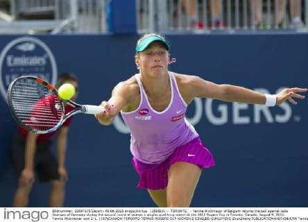 (150810) -- TORONTO, - Yanina Wickmayer of Belgium returns the ball against Julia Goerges of Germany during the second round of women s singles qualifying match at the 2015 Rogers Cup in Toronto, Canada, August 9, 2015. Yanina Wickmayer won 2-1. ) (SP)CANADA-TORONTO-TENNIS-ROGERS CUP-WOMEN S SINGLES-QUALIFYING ZouxZheng 