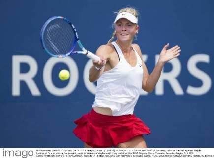 (150810) -- TORONTO, - Carina Witthoeft of Germany returns the ball against Magda Linette of Poland during the second round of women s singles qualifying match at the 2015 Rogers Cup in Toronto, Canada, August 9, 2015. Carina Witthoeft won 2-0. ) (SP)CANADA-TORONTO-TENNIS-ROGERS CUP-WOMEN S SINGLES-QUALIFYING ZouxZheng 