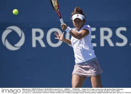 (150810) -- TORONTO, - Misaki Doi of Japan returns the ball against Casey Dellacqua of Australia during the second round of women s singles qualifying match at the 2015 Rogers Cup in Toronto, Canada, August 9, 2015. Misaki Doi won 2-0. ) (SP)CANADA-TORONTO-TENNIS-ROGERS CUP-WOMEN S SINGLES-QUALIFYING ZouxZheng 