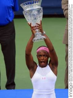 August 09 2015: Sloane Stephens (USA) with the winners trophy after the WTA Tennis Damen women s singles final against Anastasia Pavlyuchenkova (RUS) at the CITI Open tennis tournament at the Rock Creek Tennis Center, in Washington D.C. TENNIS: AUG 09 Citi Open Icon25515080971 EDITORIAL USE ONLY