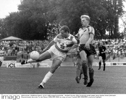 Michael Tönnies (MSV Duisburg) erzielt gegen Heinz Günter Scheil (Eintracht Braunschweig) das erste Tor der Saison 1990 1991