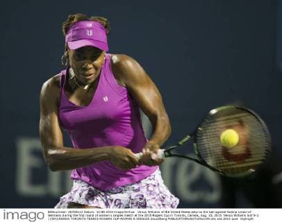 Venus Williams of the United States returns the ball against Sabine Lisicki of Germany during the first round of women s singles match at the 2015 Rogers Cup in Toronto, Canada, Aug. 10, 2015. Venus Williams lost 0-2. ) (SP)CANADA-TORONTO-TENNIS-ROGERS CUP-WOMEN S SINGLES ZouxZheng 
