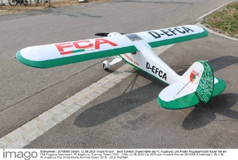 Josef Schmidt (Rasenhelfer des FC Augsburg) und Hobby-Flugzeugmodell-Bauer hat ein FCA-Flugzeug konstruiert. FC Augsburg, Training, Saison 2015 - 2016, 11.08.2015