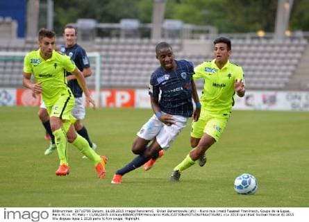Dylan Bahamboula (pfc) - Nuno reis (met) Fussball Frankreich, Coupe de la Ligue, Paris FC vs. FC Metz - 11 08 2015 AnthonyBIBARD FEP Panoramic 