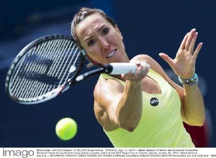 TORONTO, Aug. 11, 2015 -- Jelena Jankovic of Serbia returns the ball to Caroline Garcia of France during the first round women s singles match at the 2015 Rogers Cup in Toronto, Canada, on Aug. 11, 2015. Jelena Jankovic won 2-0. ) (SP)CANADA-TORONTO-TENNIS-ROGERS CUP-WOMEN S SINGLES ZouxZheng 